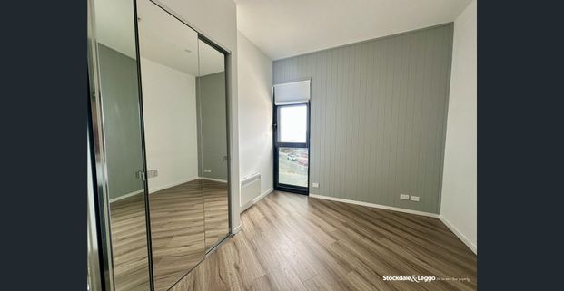 CLOSE TO STATION & SHOPPING CENTRE *LET* - Photo 1