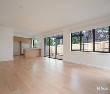 STYLISH NEW MODERN LIVING IN A PRIME LOCATION - Photo 2