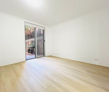 Spacious Three-Bedroom Apartment with Parking in the Heart of Pyrmont - Photo 1