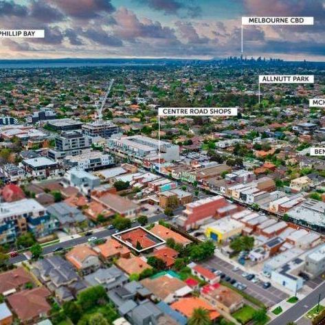Large 3-bed 2-car House only 50m to Bentleigh station and Centre rd cafes! - Photo 1