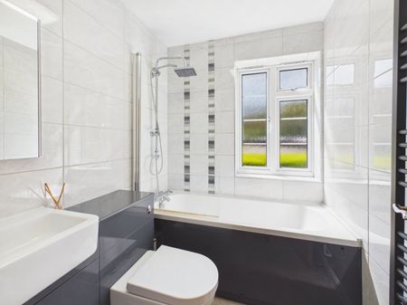 Seven Hills Road, Iver, Buckinghamshire,SL0 - Photo 4