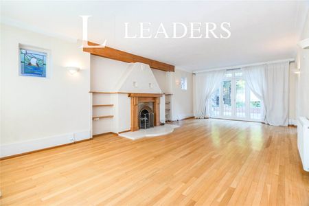 5 bedroom house to rent Burwood Park Road, Hersham, Walton-on-Thames, KT12 - Photo 2