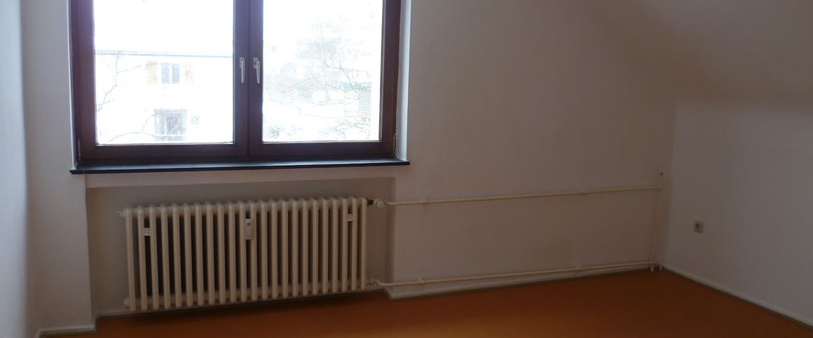 4-Zimmer-Dachgeschosswohnung mit viel Platz in Solms - Photo 1