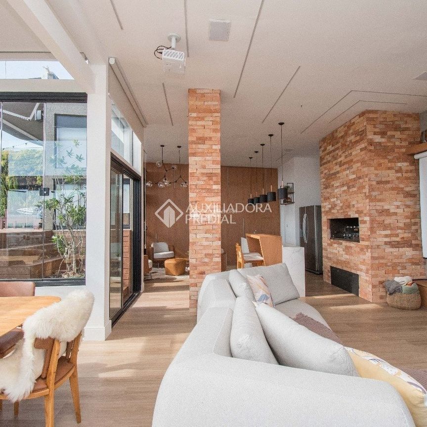 Cobertura com 3 quartos e 358m² para alugar em Cristal, Porto Alegre. - Photo 1