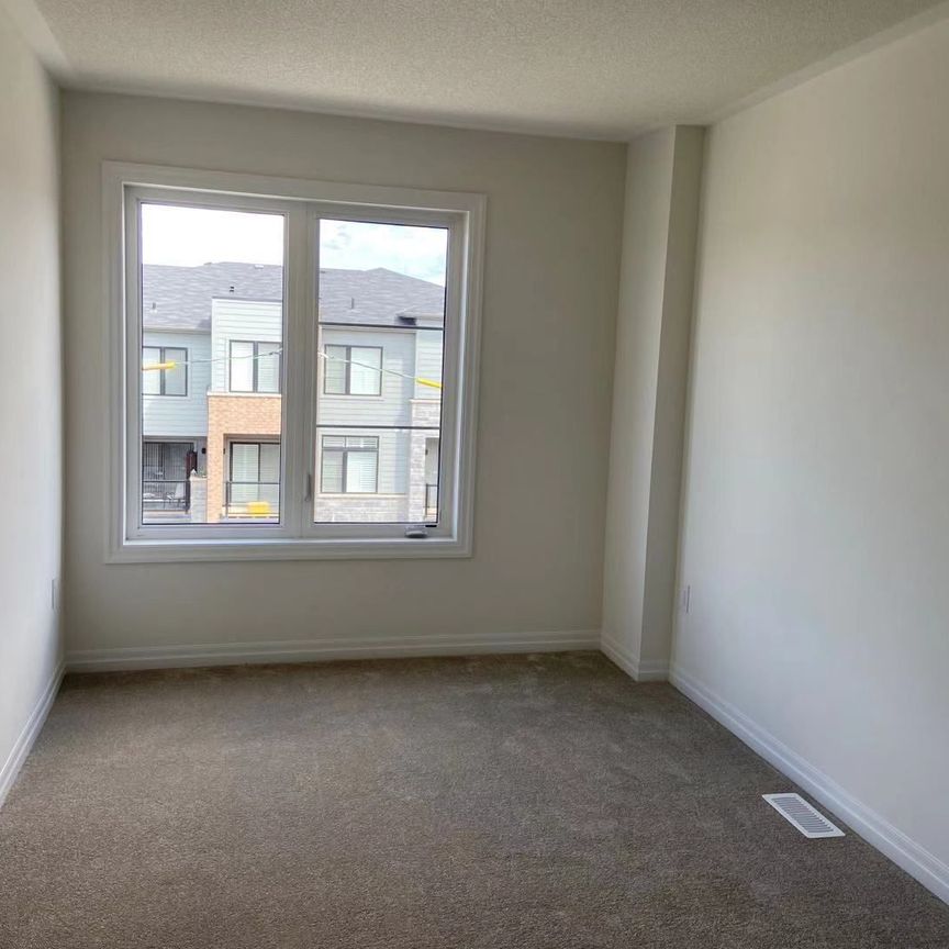 For Lease - 219 Vivant Street, Newmarket, Ontario - Photo 1