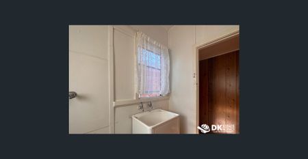 Ideal and Convenient Home in Sunshine - Photo 3