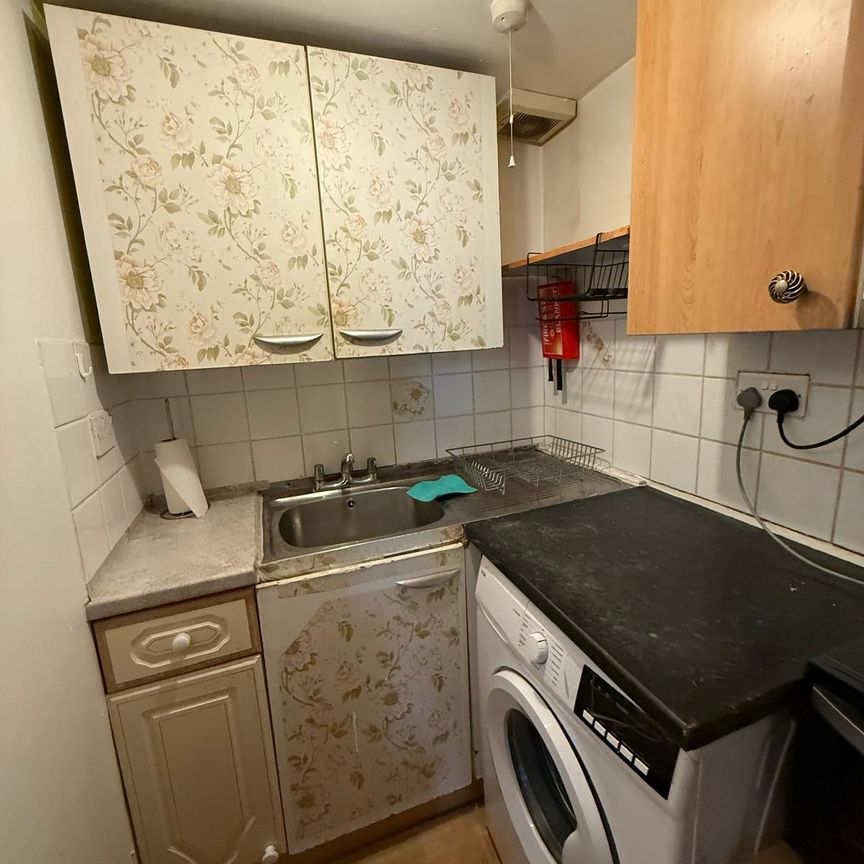 studio flat close to ilford station ideal for working couples - Photo 1