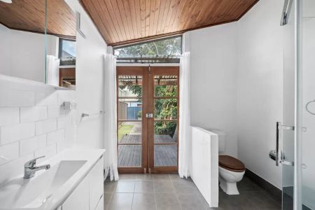 Classic Newtown terrace with renovated kitchen and bathroom - Photo 2
