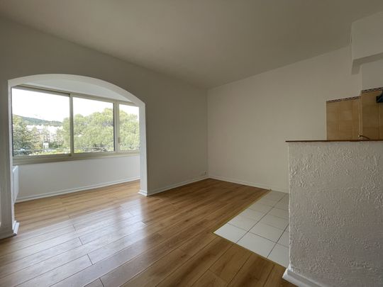 Location Appartement 1 pièce 21m² HYERES 83400 - Photo 1