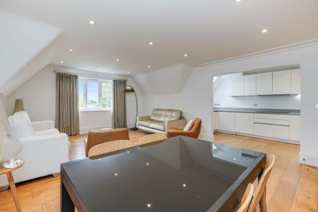 Rothsay Court, Gower Road, Weybridge, Surrey, KT13 - Photo 2