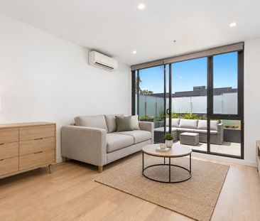 Two-Bedroom Top-Floor Apartment with Balcony - Photo 1