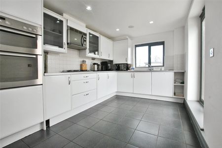 3 bedroom apartment to rent - Photo 2