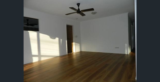 Spacious Family Home in Quiet Cul-de-Sac – Walk to Schools, Shops & Transport - Photo 1