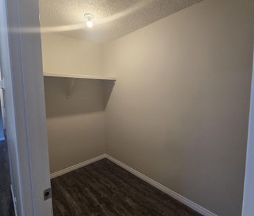 Modern Ground Floor 2 Bedroom in the Heart of Downtown - Photo 4