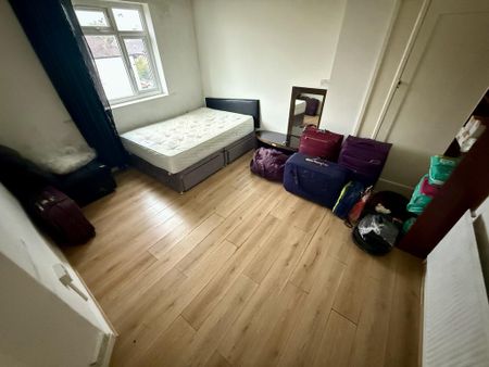 5 bedroom end of terrace house to rent - Photo 2