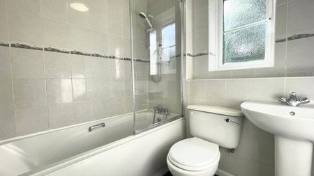 2 bedroom Flat in Admirals Court, Reading - Photo 5