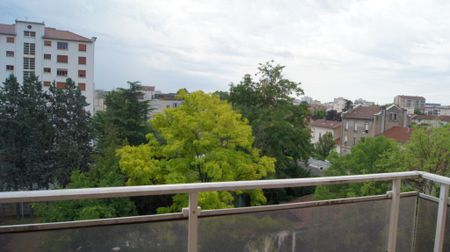 Location Appartement 1 pièce 49m² LYON 8ème - Photo 4