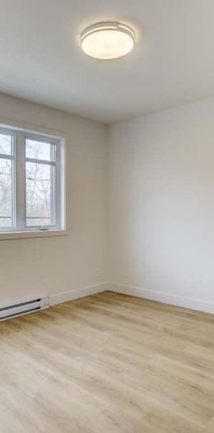 5 1/2 neuf, Les Coteaux, TRIPLEX ! JUIN - JUILLET 2025 rue Lippée - Photo 1