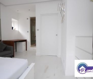 1 bedroom in a flat share to rent - Photo 2