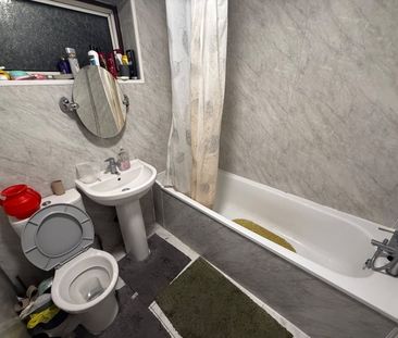 Room in a Shared House, Lathom Road, E6 - Photo 4