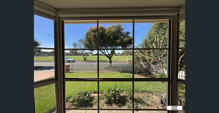 Spacious 3-Bedroom, 2-Bathroom Low-Maintenance Home - Photo 2