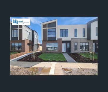 Three Bedroom Townhouse - Modern Comfort Awaits! - Photo 1