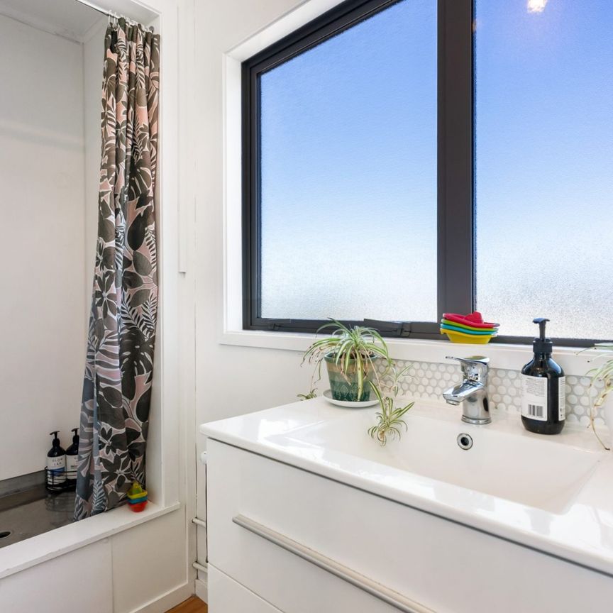 Beautiful Morningside Apartment-Light-Filled Top-Floor One Bedroom Apartment in Prime Location - Photo 1