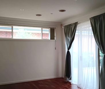Spacious & Stylish Townhouse in Prime Glen Waverley Location - Photo 1