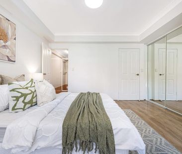 Modern Townhouse-Style Unit with Private Courtyard in Prime Location - Photo 4