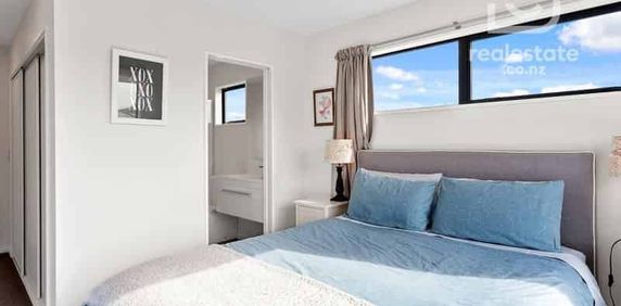 Spacious 3-Bedroom Stand alone Townhouse - Photo 2