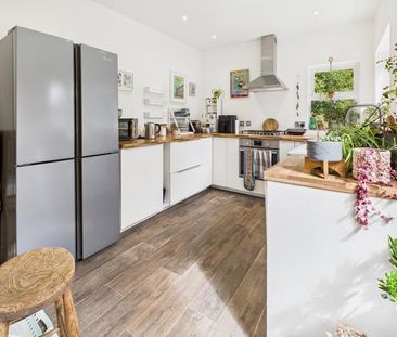 4 bedroom end of terrace house to rent - Photo 6