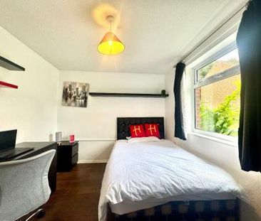 5 Bed Student House - 28 Forrester Close - Photo 1