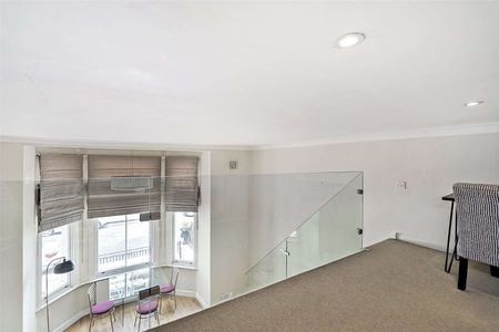 Modern raised ground floor period conversion enjoying high ceilings. - Photo 5