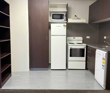 Spacious 4-Bedroom Apartment – Perfect for Young Professionals or S... - Photo 2