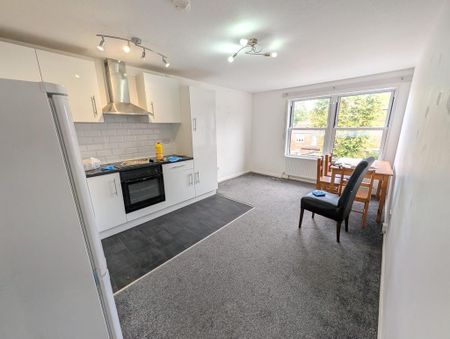 2 bedroom flat to rent - Photo 4