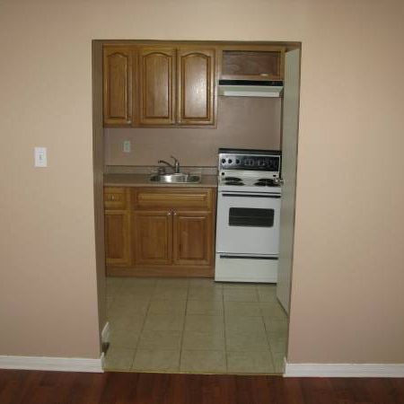 $700 Bachelor Apartment (1st Floor Unit) Toronto - Photo 4