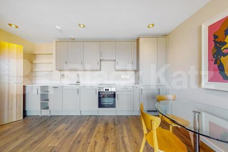 Stylish dual aspect apartment with three balconies & communal roof terrace - Photo 5