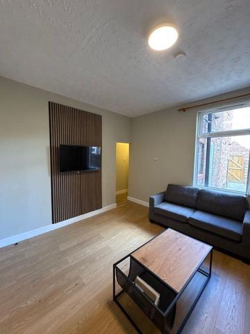 5 bedroom end of terrace house to rent - Photo 2