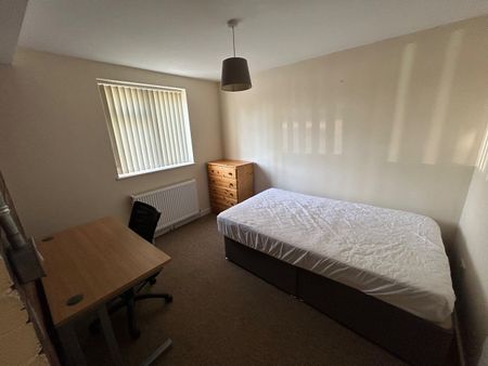 7 Bed Semi-Detached House, Filton Road, BS7 - Photo 3