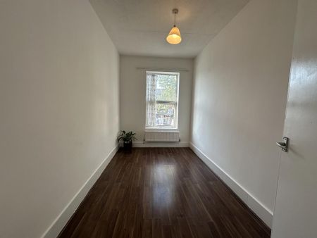 3 bedroom flat to rent - Photo 3