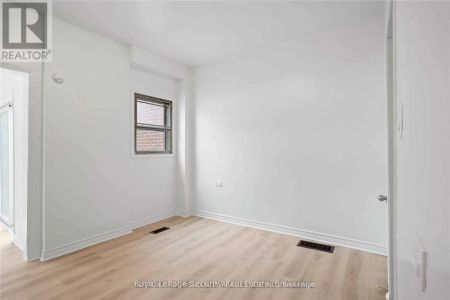 289 BLACKTHORN AVENUE - Photo 3