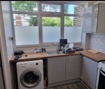 1 bedroom in a flat share to rent - Photo 4