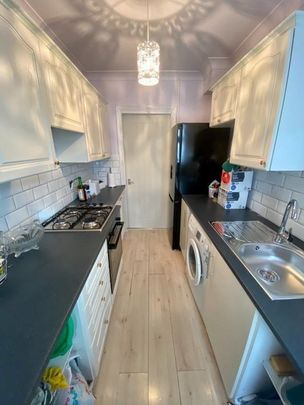 Room in a Shared House, South Park Crescent, SE6 - Photo 1