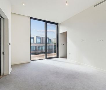 London , W12 7GN - Photo 5