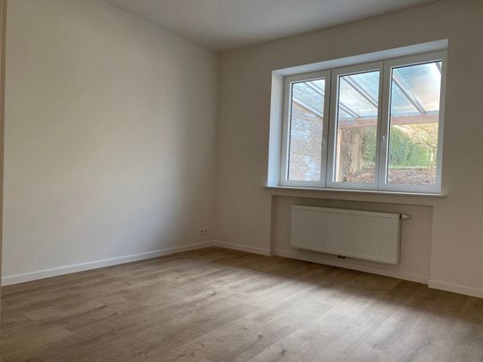 Prachtig volledig gerenoveerd appartement met tuin en overdekt terras, ideaal gelegen op 50m van de Duitse school en op 500m van tramhalte (Tram 39). - Photo 1