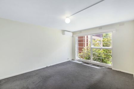 Light, bright and spacious one bedroom apartment - Photo 2