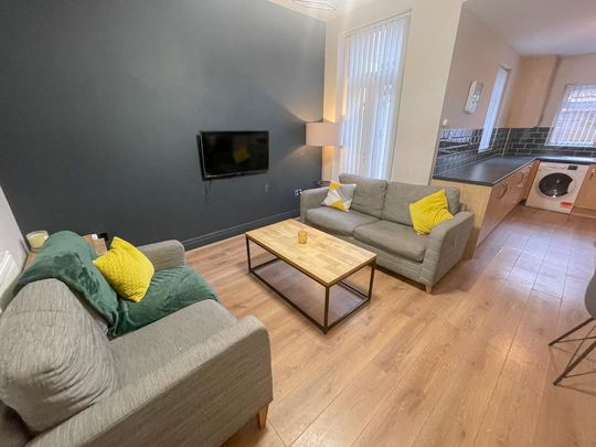 4 bedroom terraced house to rent - Photo 1