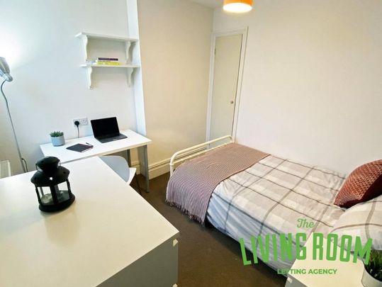 8 bedroom house to rent - Photo 1