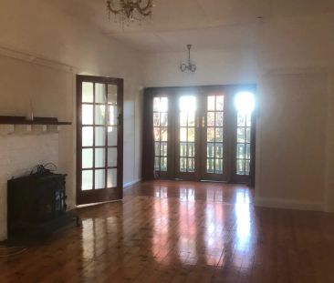 Charming Cottage Centrally Located In Hazelbrook! - Photo 2