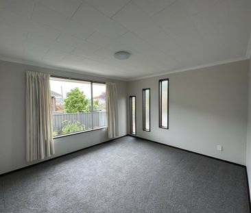 Tastefully renovated and spacious in Mosgiel - Photo 2